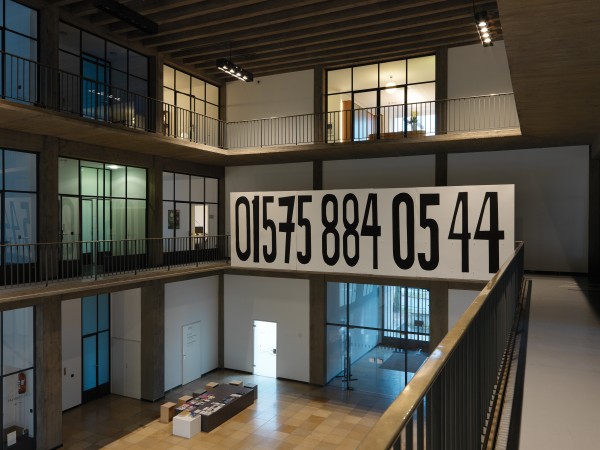 Ryan Gander, The artist’s second phone, 2015; Installationsansicht, Kunstverein Nürnberg - Albrecht Dürer Gesellschaft, 2015. Courtesy the artist and Lisson Gallery, London. Photo: Annette Kradisch, Nürnberg