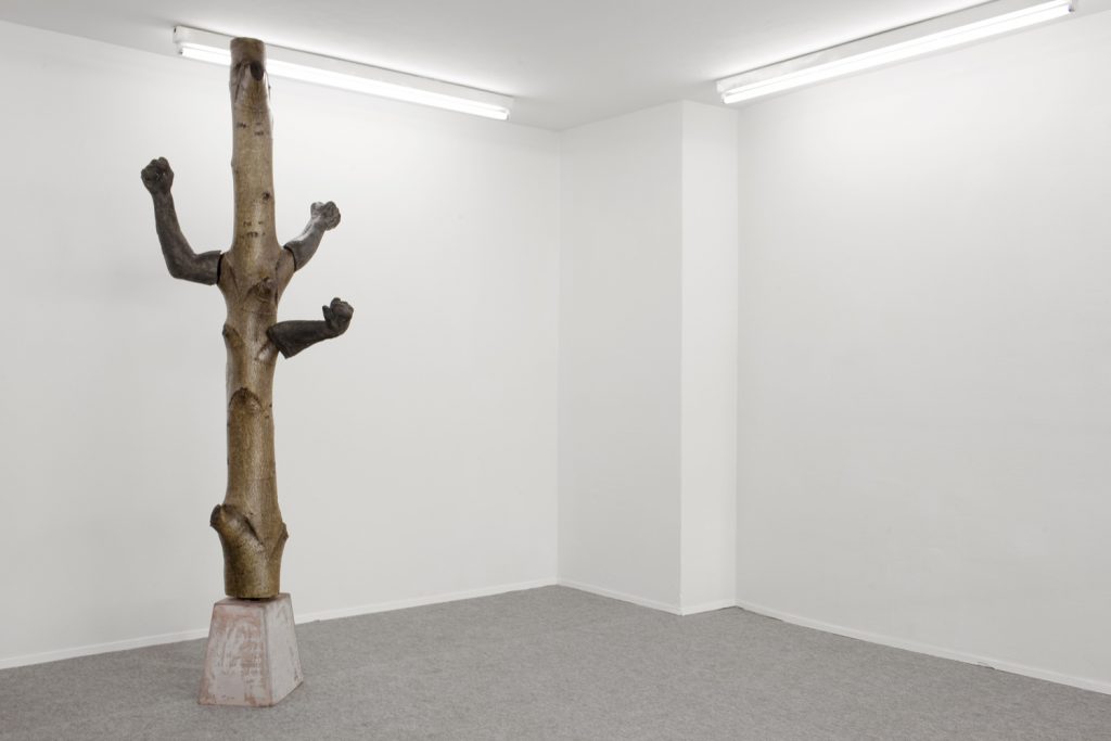 Peyman Rahimi: o.T. Gefärbter Beton & geöltes Holz, Courtesy Galerie Kai Erdann und der Künstler.
