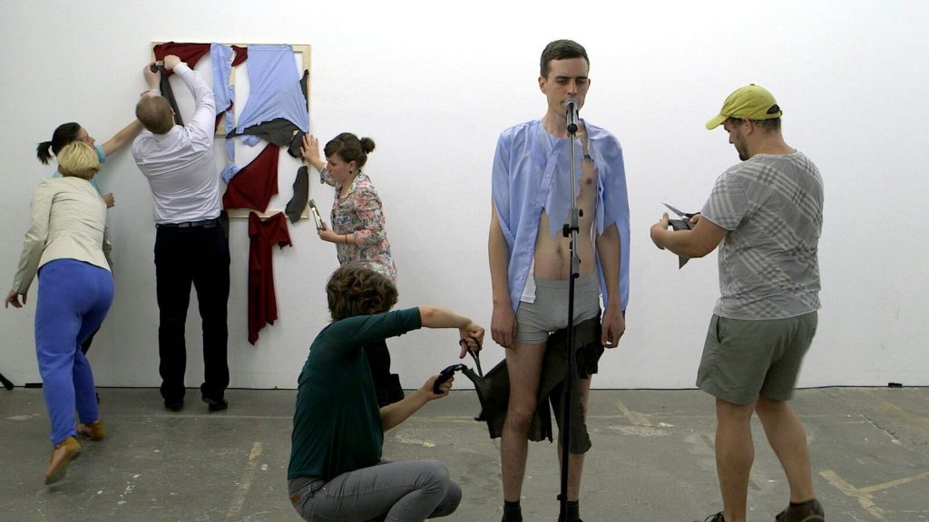 Christian Falsnaes, „Opening“, videostill, KW Institute of Contemporary Art, Berlin 2013.