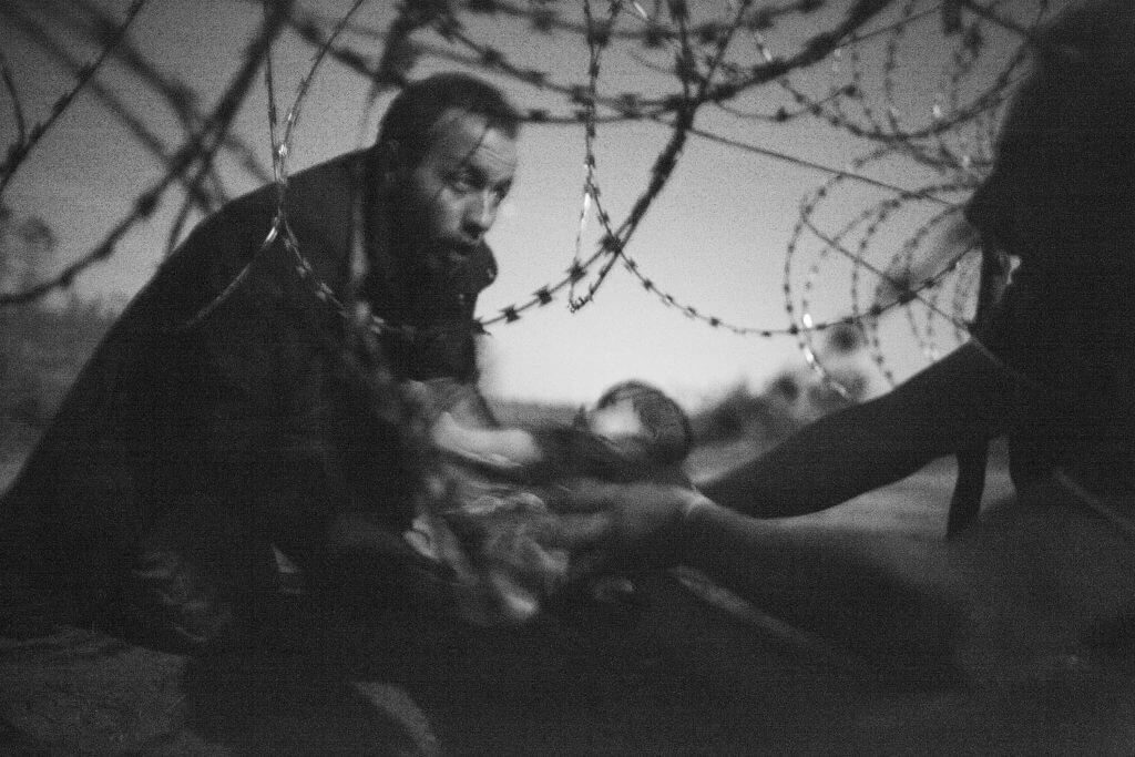World Press Photo des Jahres 2015 / 1. Preis Fotoserien, Harte Fakten, Warren Richardson, Australien, Hoffnung auf ein neues Leben, serbisch-ungarische Grenze, 28. August 2015.