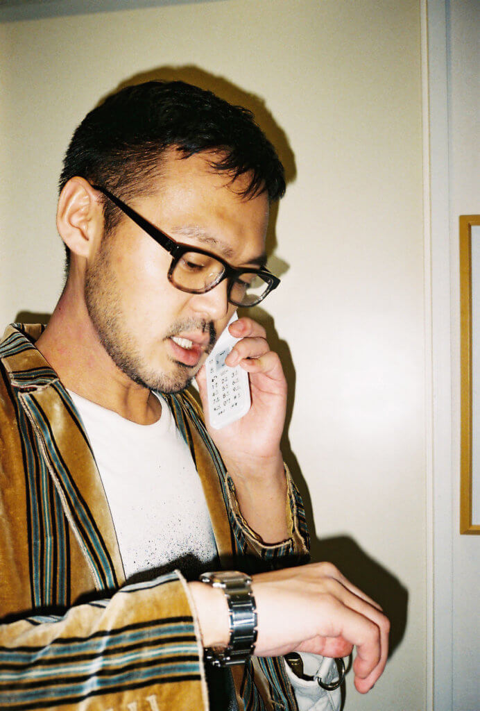 Der Galerist Ken Nakahashi am Telefon.
