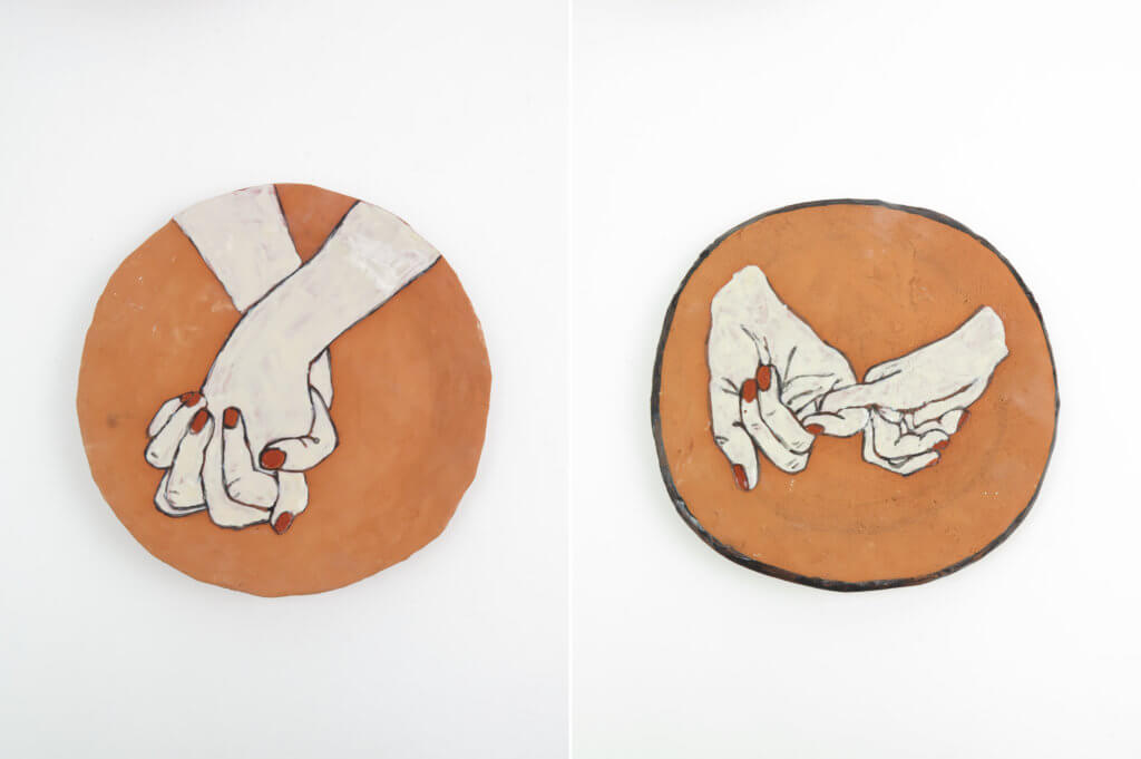 Zwei Keramikarbeiten der Künstlerin Rose Eken. Beides sind Teller. Darauf zu sehen: Hände, die sich berühren. Die Arbeiten heißen "Hands Holding".