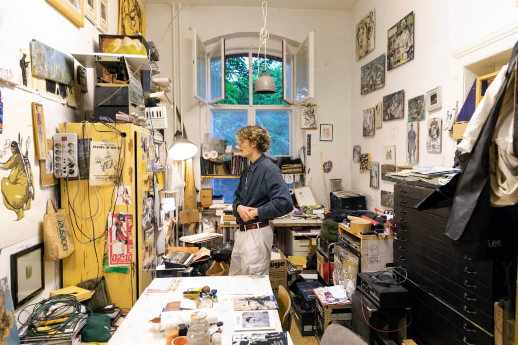 Einblick in das Atelier des Künstler Marc Groeszer.