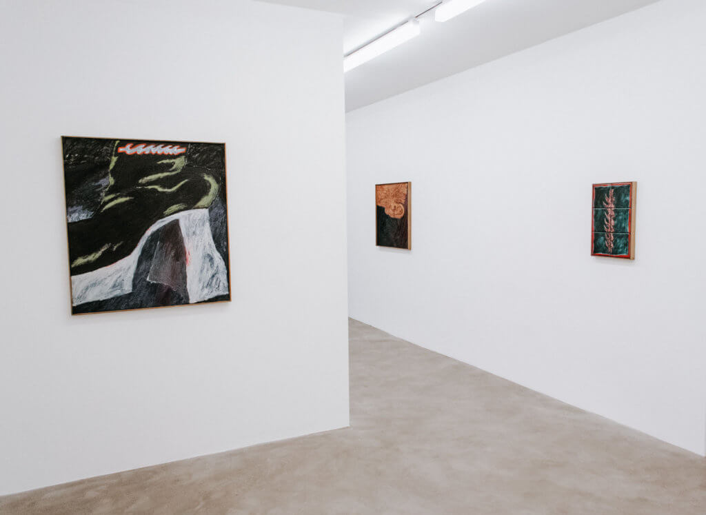 Raum der Galerie Chloé Sagaldo mit Werken von Stevie Dix