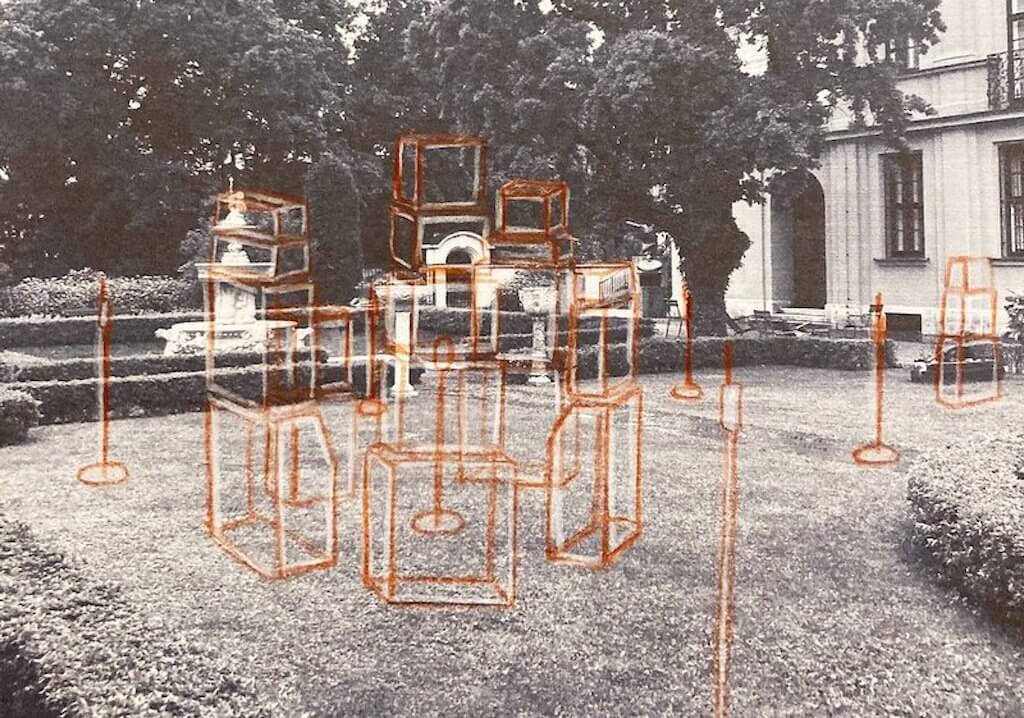 Auf dem Bild sieht man eine Skizze des Künstlers Kalas Liebfried zu seiner Arbeit Ports in Transition. Zu sehen sind Konstruktionen in einem Garten.