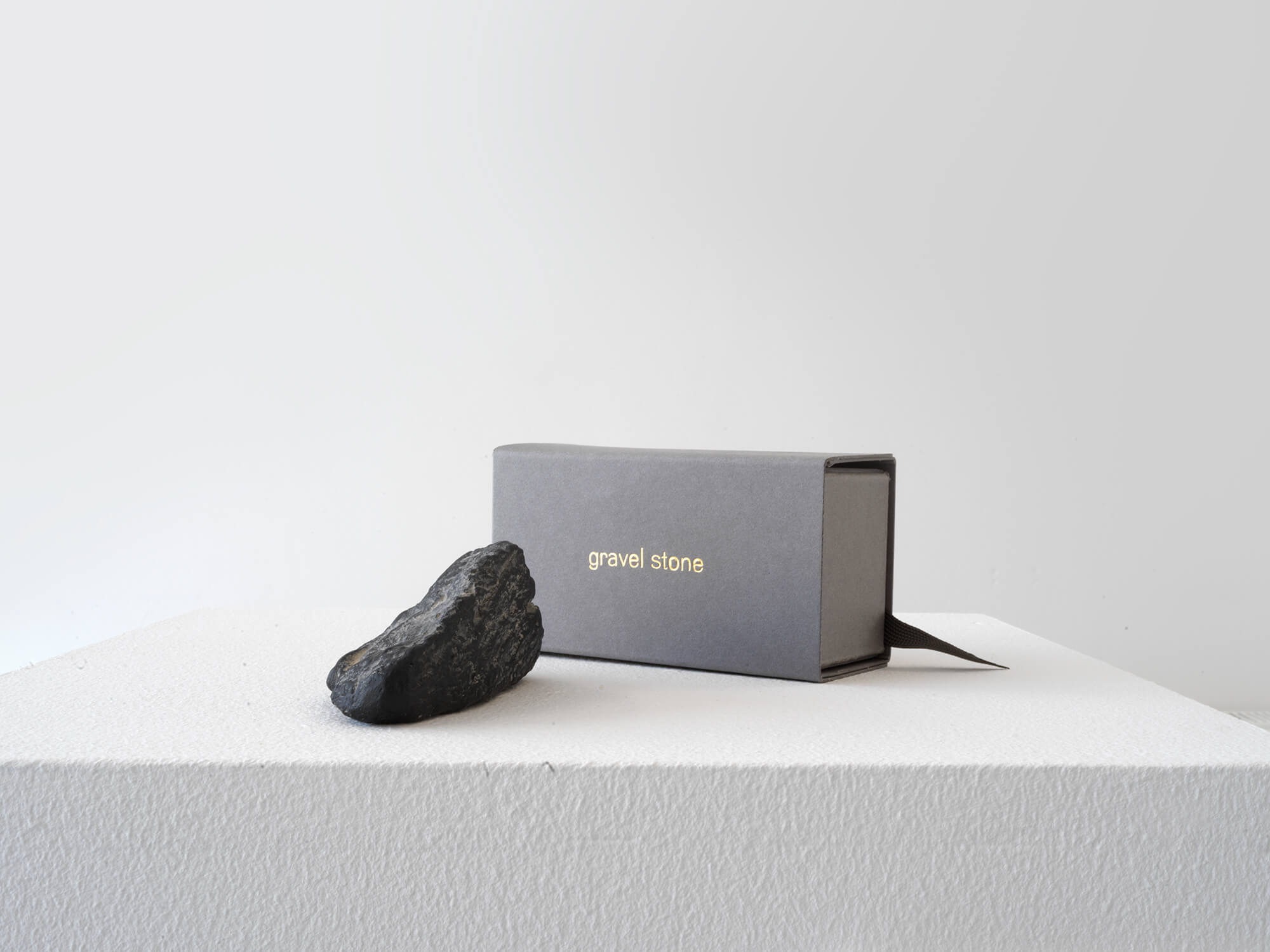 Edition von Bastian Hoffmann: ein Stein sowie eine graue Box.