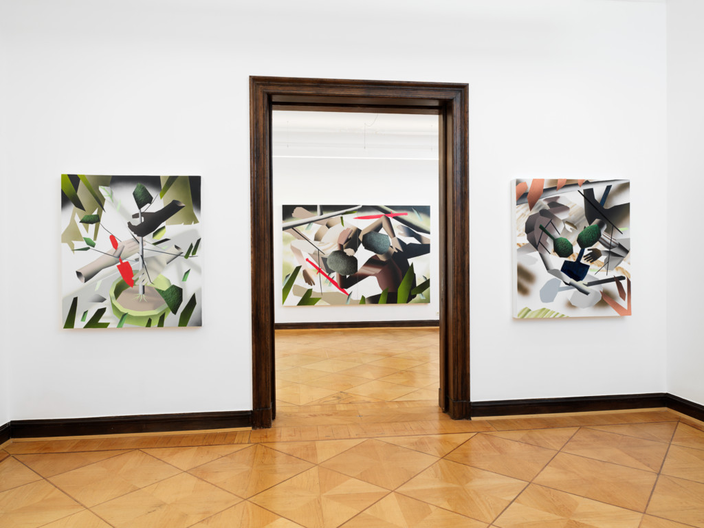 Blick in einen weißen Galerieraum mit drei bunten Gemälden