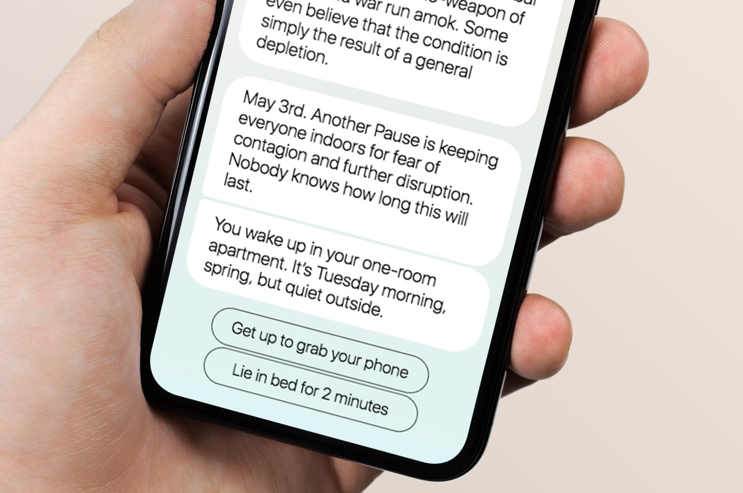 Ein Handybildschirm mit Nachrichten in einer Hand.