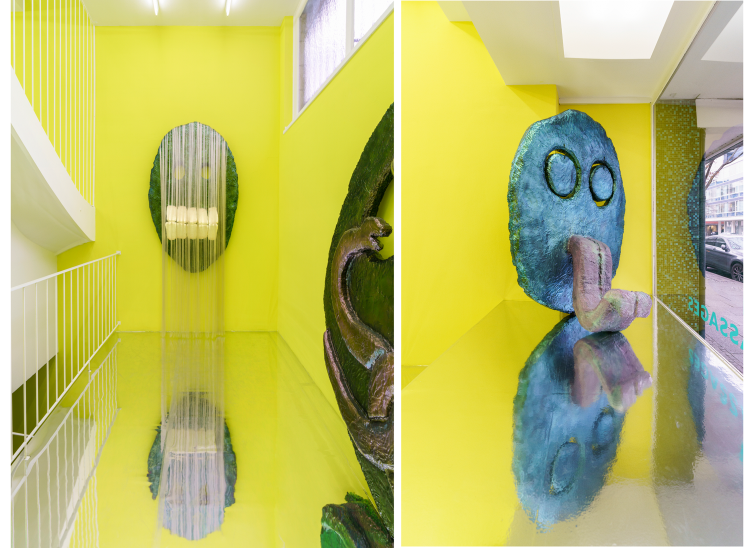 Zwei Bilder von überdimensionalen Gesichtern in einem gelben Ausstellungsraum.