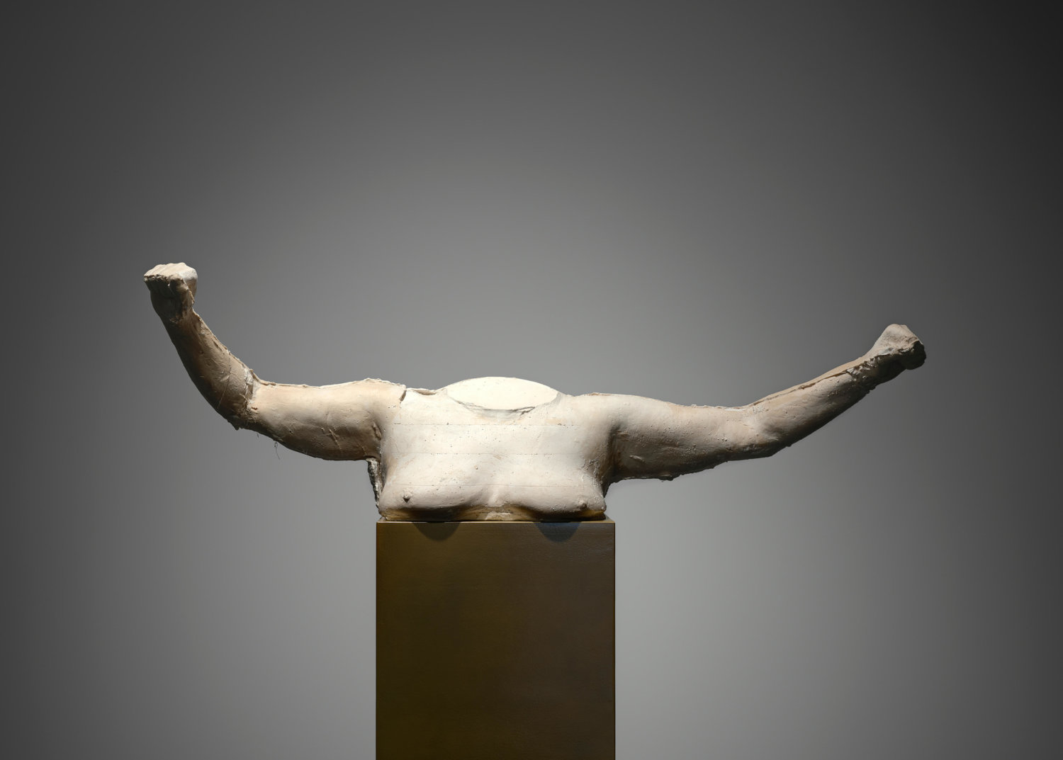 Skulptur von Sarah Lucas zeigt einen weiblichen Oberkörper mit ausgestreckten Armen.