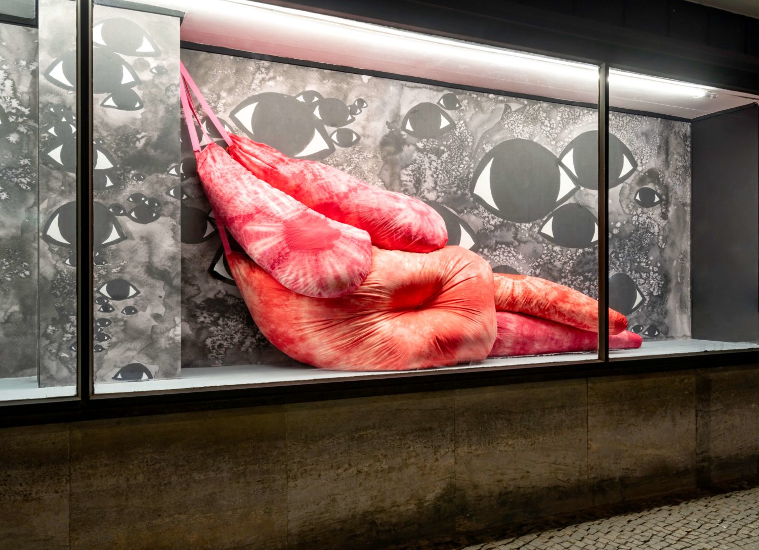 Ein aus roten Stoffkissen modelierter Frauenkörper ohne Kopf im Schaufenster des Berliner Institut français.