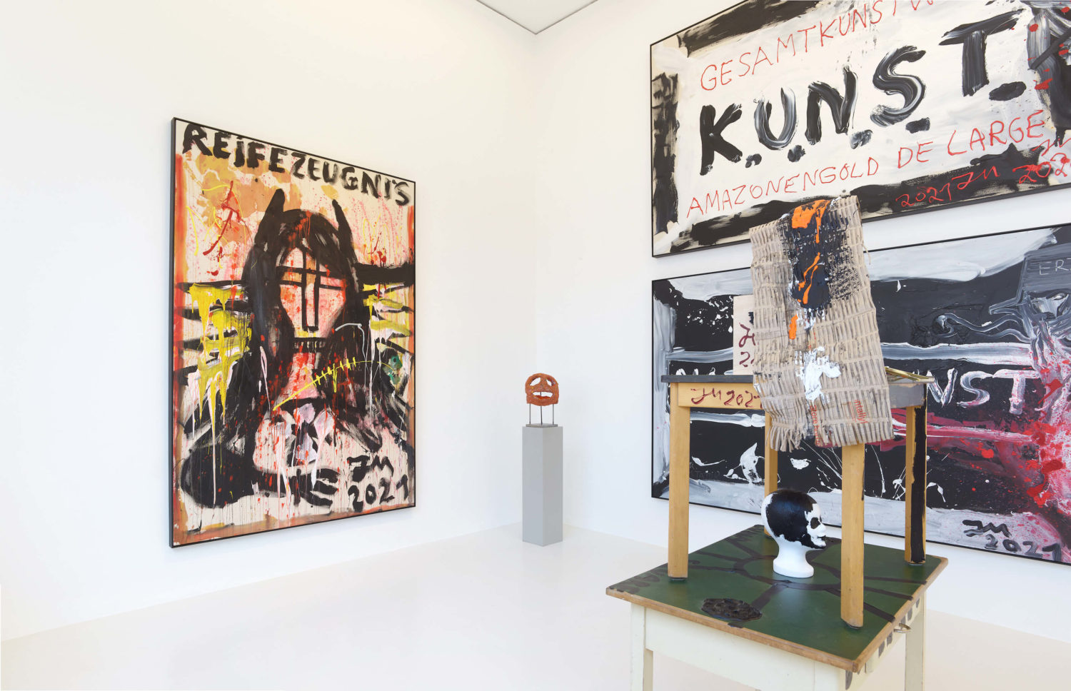 Das Bild zeigt eine Ausstellungsansicht der Ausstellung "AMAZONENGOLD de LARGE" des Künstlers Jonathan Meese in der Galerie Sies + Höke in Düsseldorf.