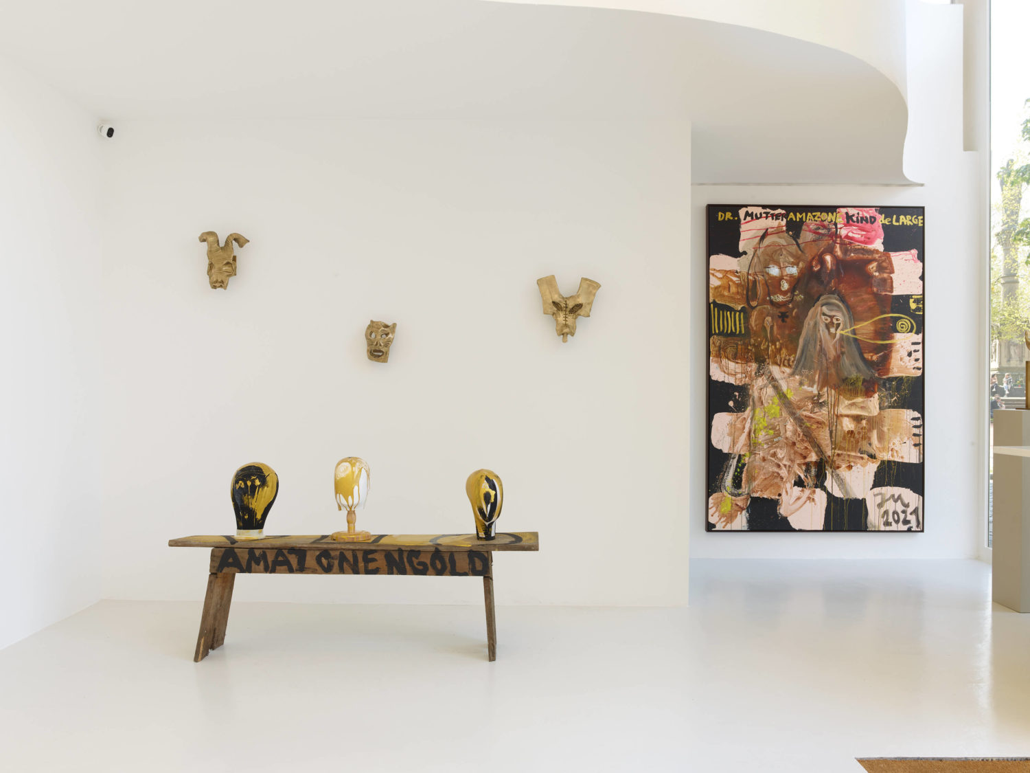Das Bild zeigt eine Ausstellungsansicht der Ausstellung "AMAZONENGOLD de LARGE" des Künstlers Jonathan Meese in der Galerie Sies + Höke in Düsseldorf.