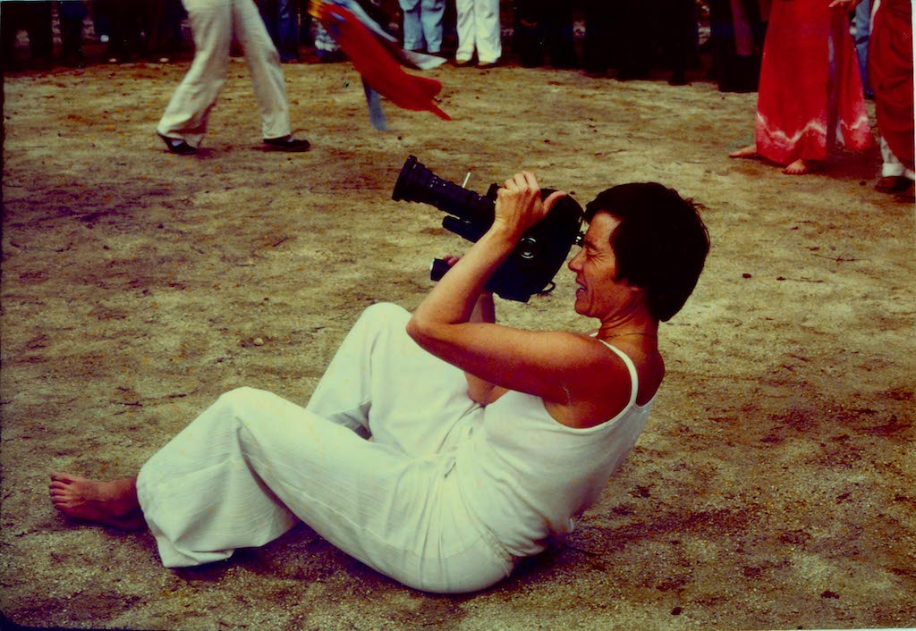 Barbara Hammer mit ihrer Handkamera filmend 1978 in Santa Cruz