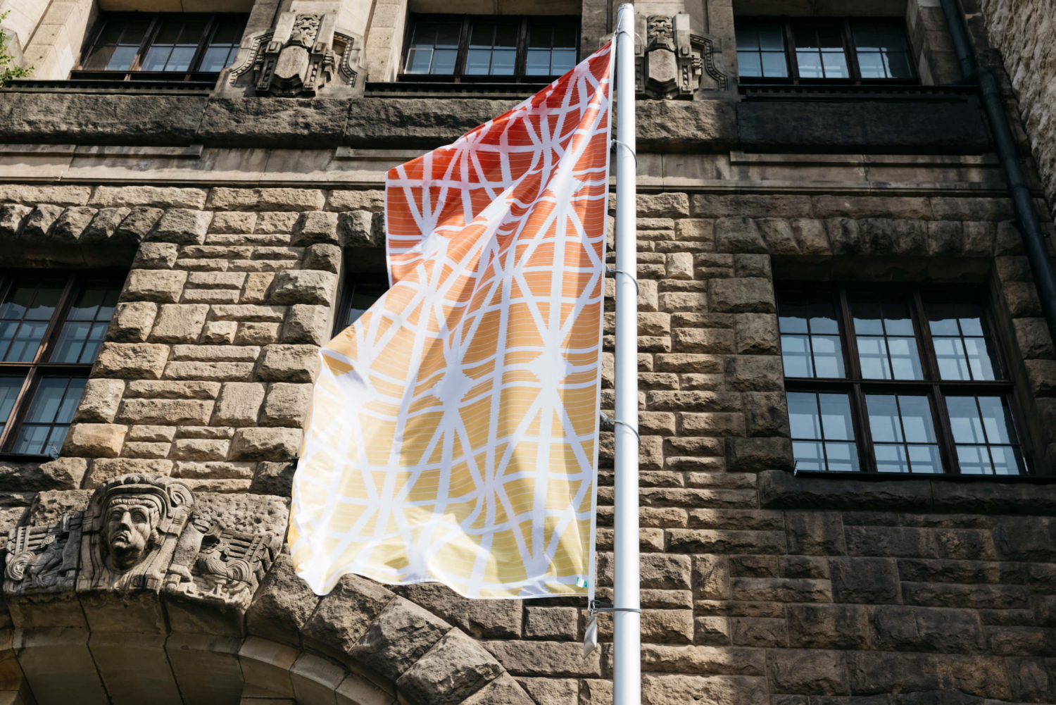 Bettina Pousttchi: "Fluidity Flag 1", 2021, Digitalprint auf Fahne, Rathaus Charlottenburg