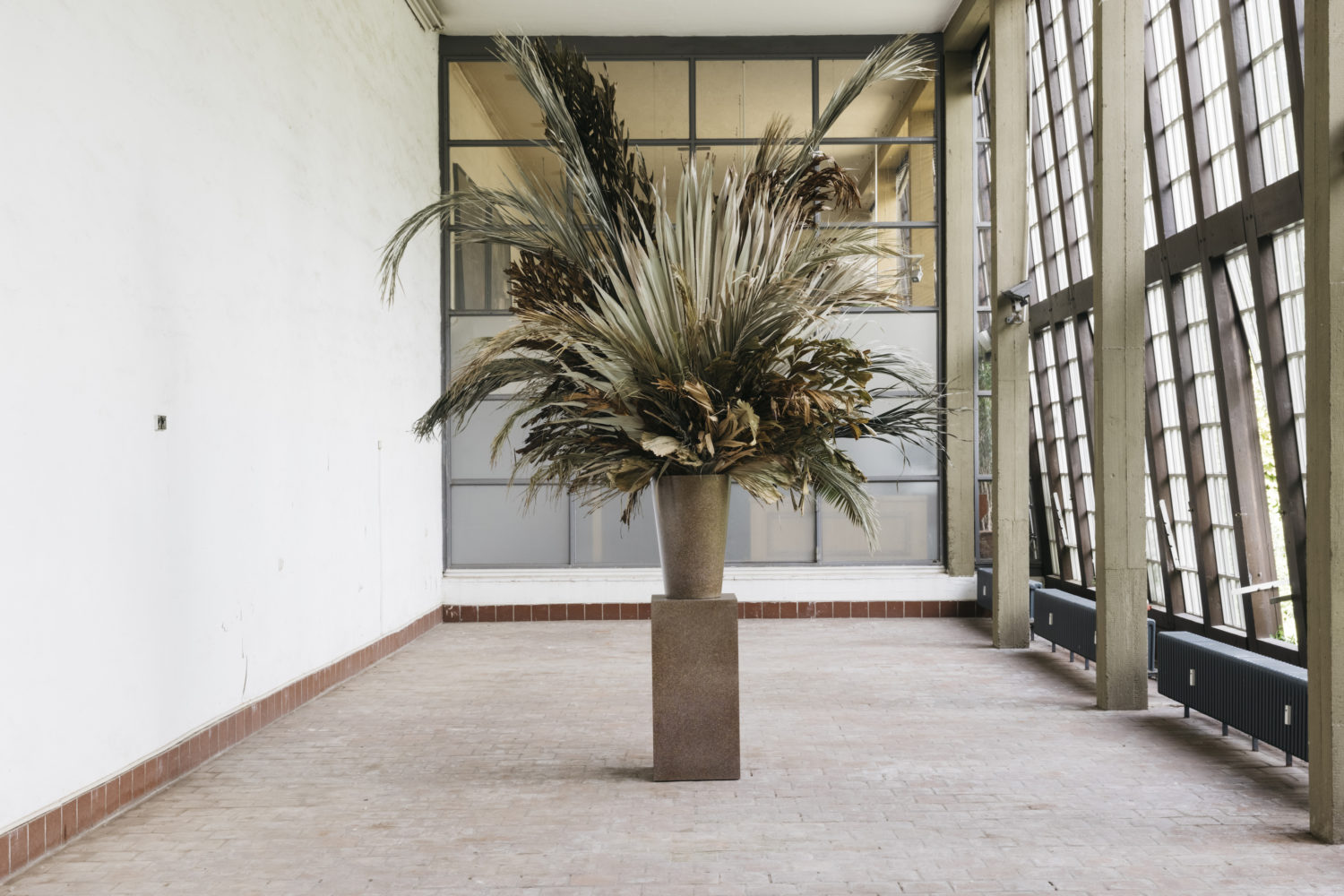 Willem de Rooij: "Bouquet XVI", 2015, Arrangement aus getrockneten Palmwedeln zusammengestellt von Blossom, Berlin, Vase, Sockel, Kleine Orangerie Schloss Charlottenburg