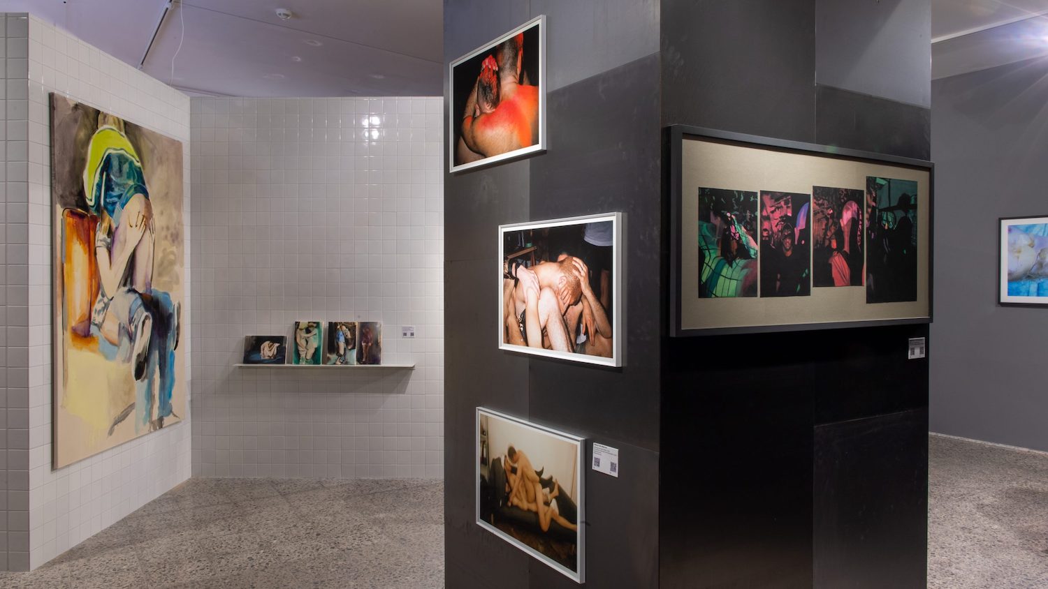 Malereien und Fotografien nackter, ineinander verschlungener Körper im Schwulen Museum Berlin.