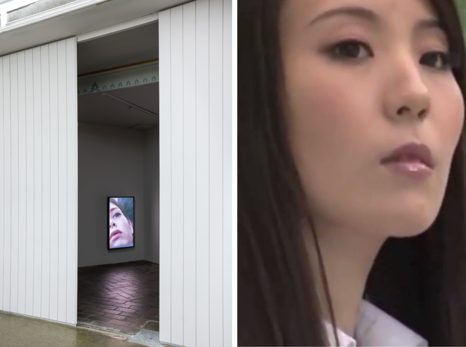 In einem halbdunklen Raum sieht man einen Bildschirm, der das Gesicht einer Frau zeigt. Rechts ist eine Nahaufnahme einer anderen Frau zu sehen, die ebenso teilnahmslos guckt.