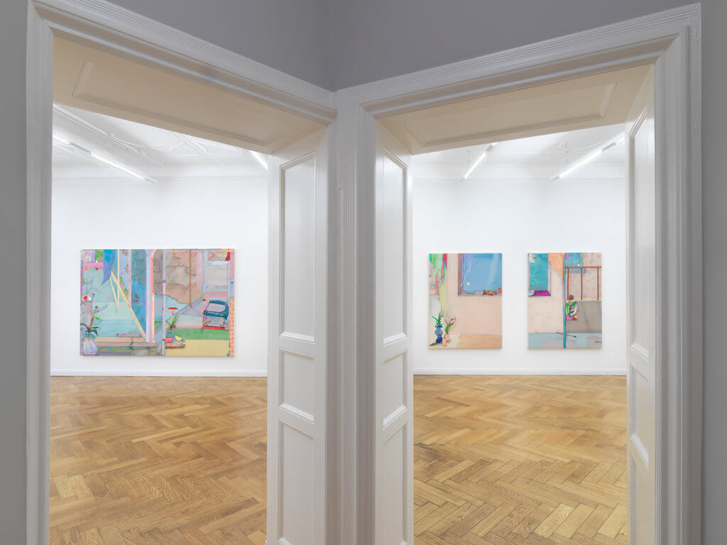 Ausstellungsansicht in der Haverkampf Galerie Berlin, zwei Türrahmen, die den Blick freigeben auf Kunstwerke von Fabian Treiber an der weißen Wand