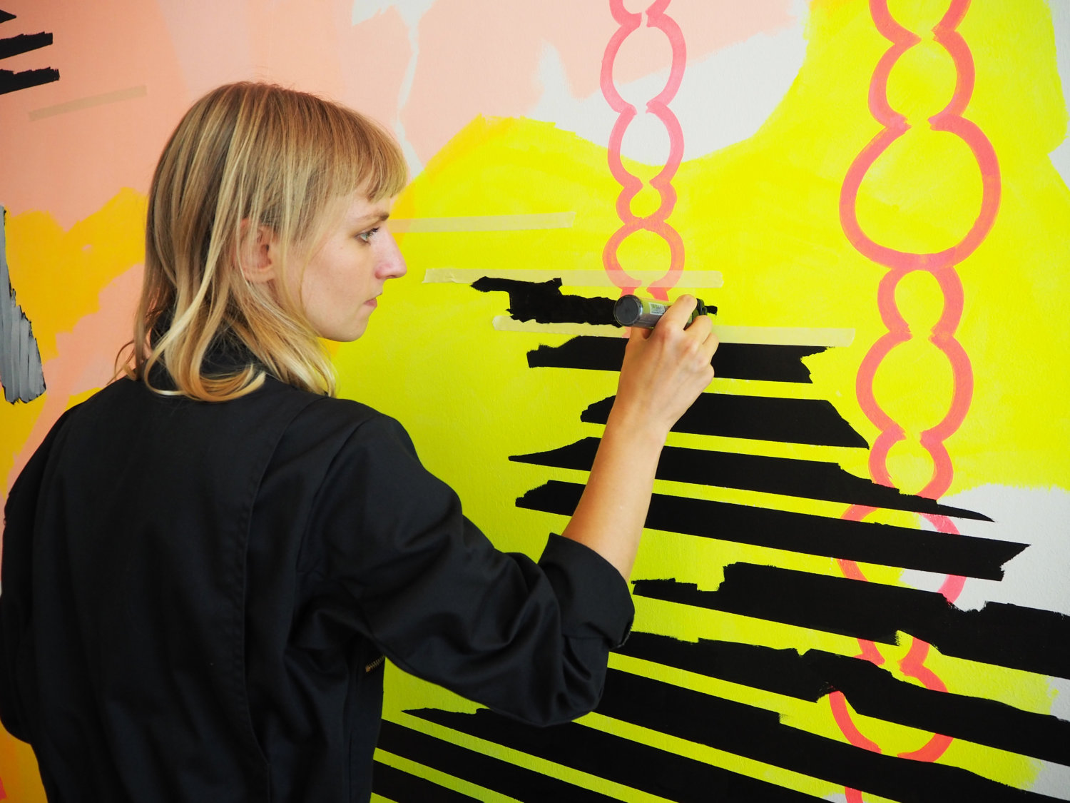 Susanne Bonowicz während der Wandarbeiten an "HYBRID TRANSITION"© Städtische Galerie Wolfsburg