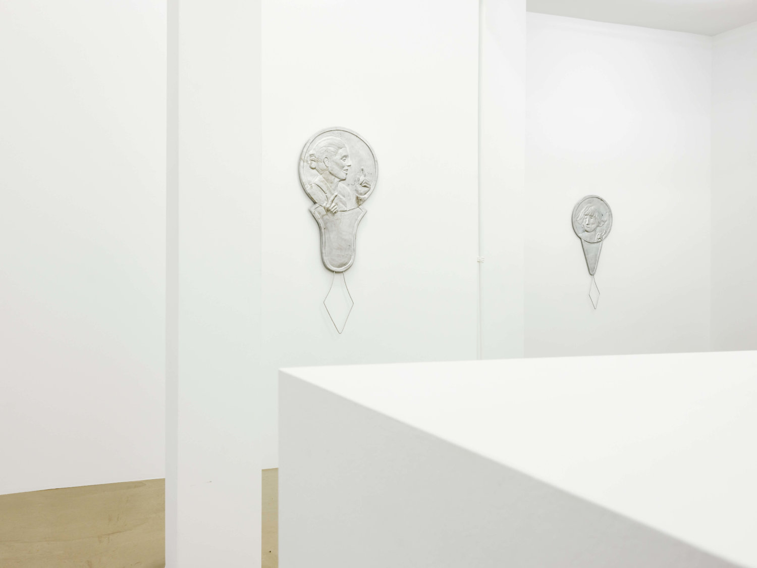 Installationsansicht, Niclas Riepshoff, A Stitch in Time, Aluminium Guss, Einfädler