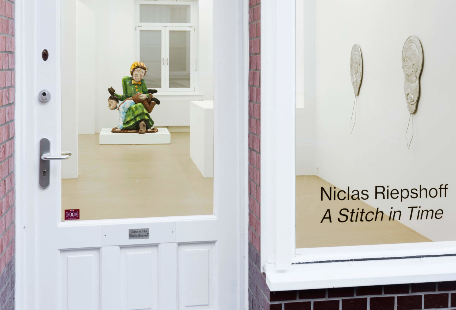 Installationsansicht, Niclas Riepshoff, A Stitch in Time, Aluminium Guss, Einfädler, Patchwork, Skulptur, Blick von außen