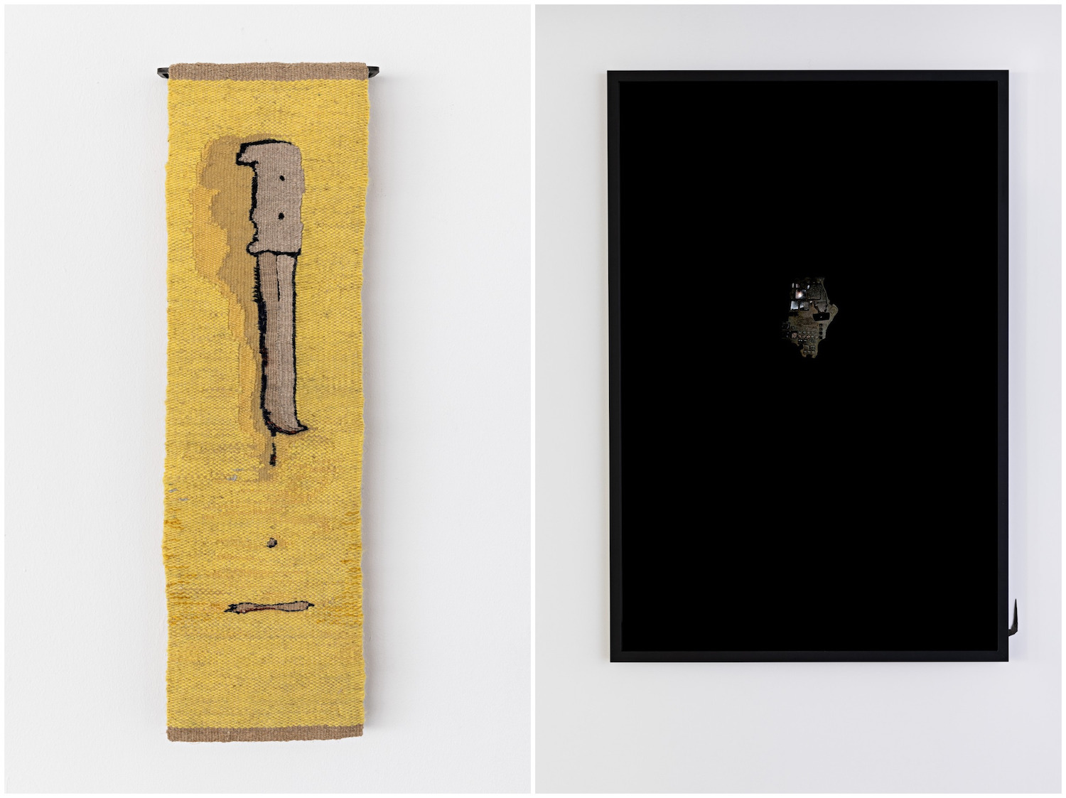 Links ein gewebtes Messer auf gelbem Grund von Pia Ferm, rechts eine schwarze Arbeit von Cudelice Brazelton IV.