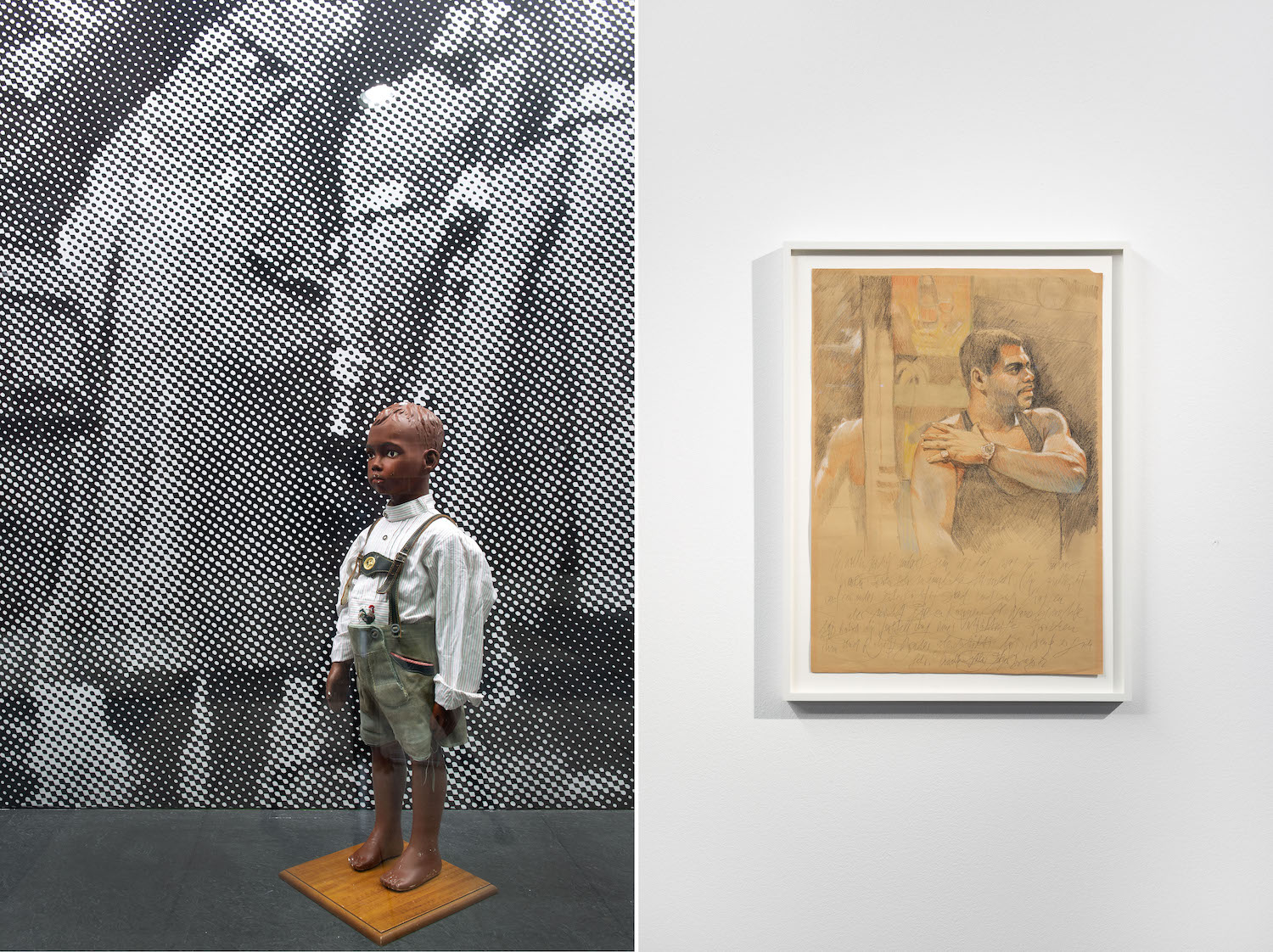 Links: Plastikpuppe eines kleinen Schwarzen Jungens ins Lederhosel, rechts eine Zeichnung eines Mannes.