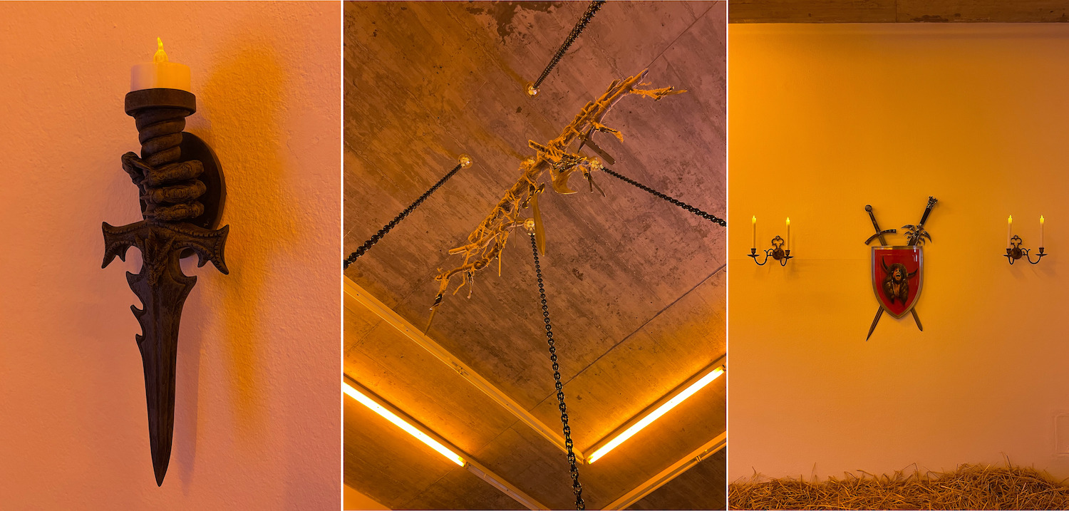 Installations- und Detailansichten von Arbeiten der Frankfurter Hauptschule im Neuen Aachener Kunstverein. Zu sehen sind mittelalterliche Leuchter mit "falschen" Kerzen, ein Dolch-Mobile sowie ein Schild mit dem QAnon Schamanen vor gekreuzten Schwertern.