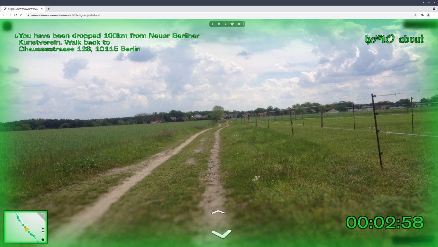 Screenshot vom Browserfenster eines Computers; das Bild ist grün eingerahmt und man befindet sich auf einem Feldweg auf dem Land zwischen grünen Wiesen, rechts unten in der Ecke läuft eine Zeit