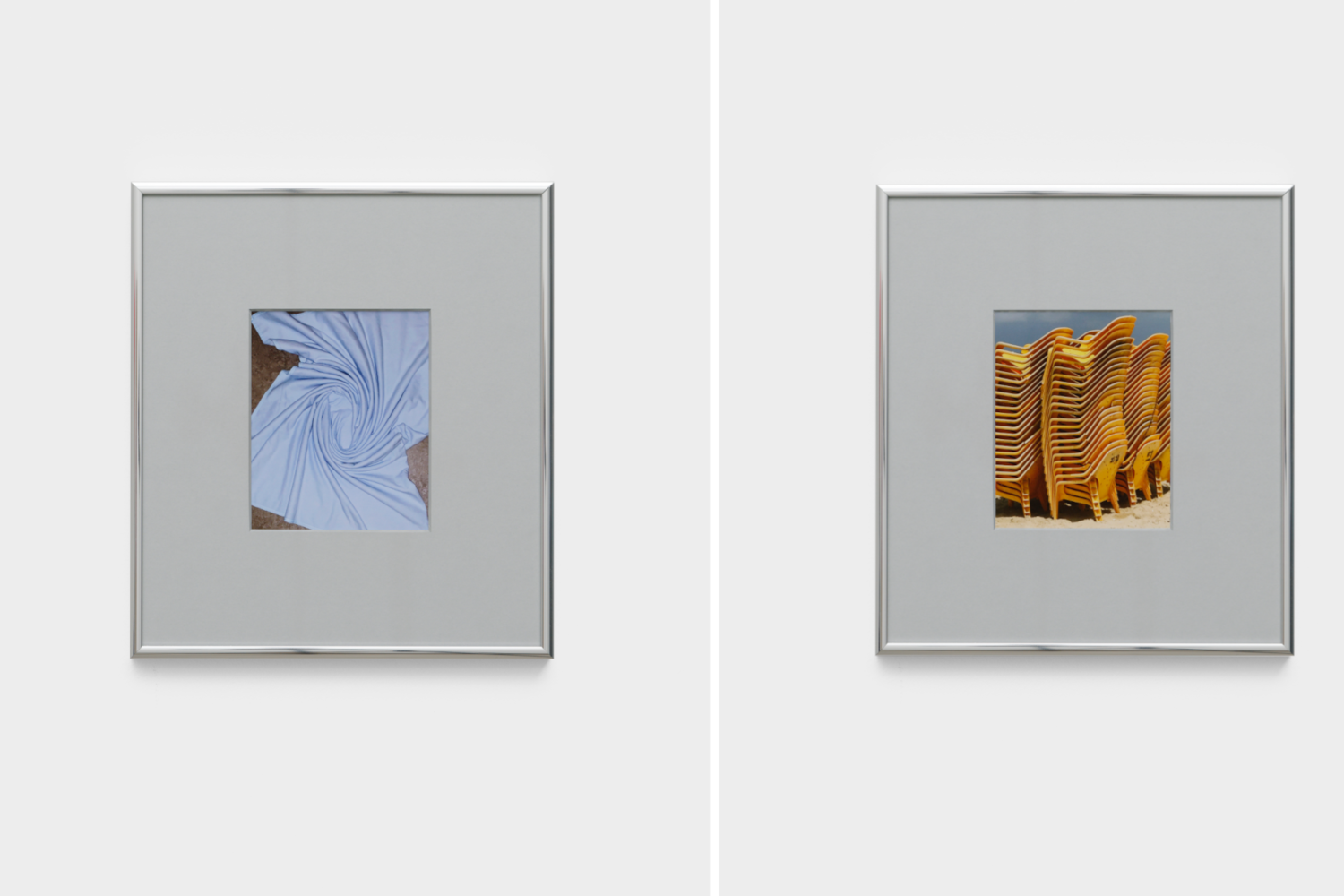 Zwei Fotografien vor einer weißen Wand von Alina Chaiderov
