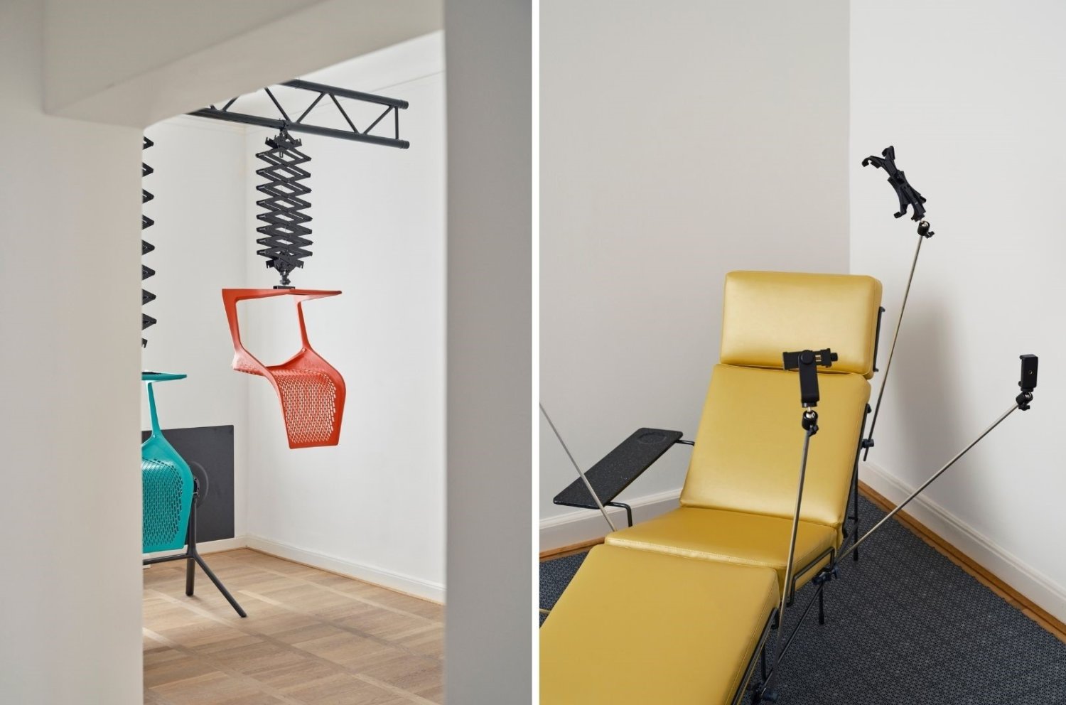 Links: bunte Stühle, die an einer schwarzen Befestigung von der Decke herunterhängen, rechts: eine grüne Liege, an der diverse Selfie-Sticks befestigt sind