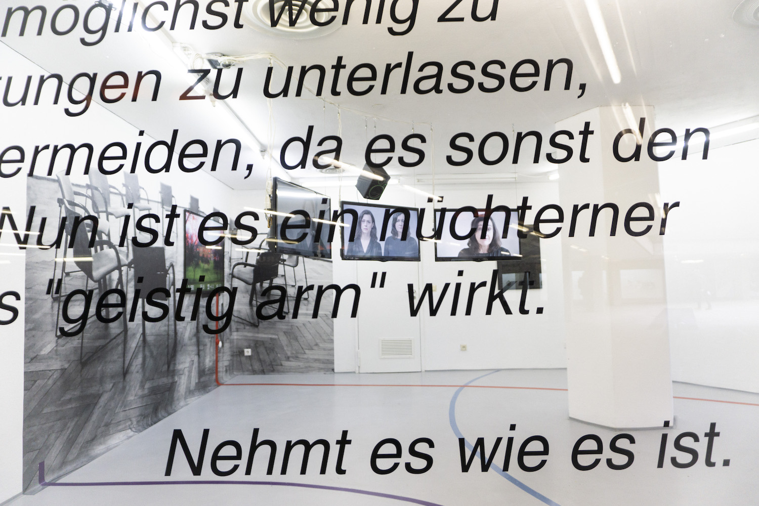 Blick durch die Scheibe der Gemeinde Köln in die Ausstellung von Lena Ditte Nissen.