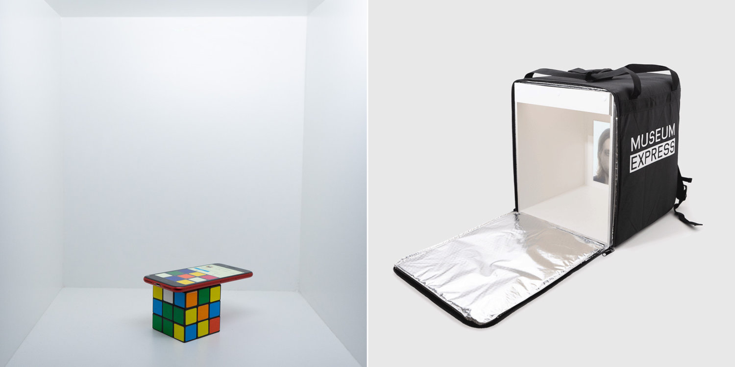 Links ein Kunstwerk aus Wuerfel und Smartphone, rechts die offene Lieferbox des "Museum Express".