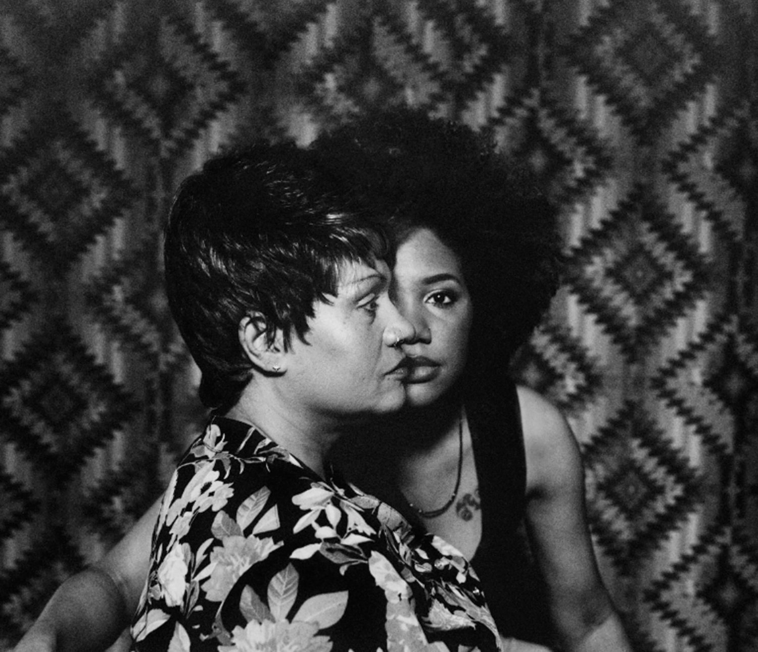 Schwarz-Weiß-Fotografie von LaToya Ruby Frazier, die sie mit ihrer Mutter vor einem gemusterten Vorhang zeigt
