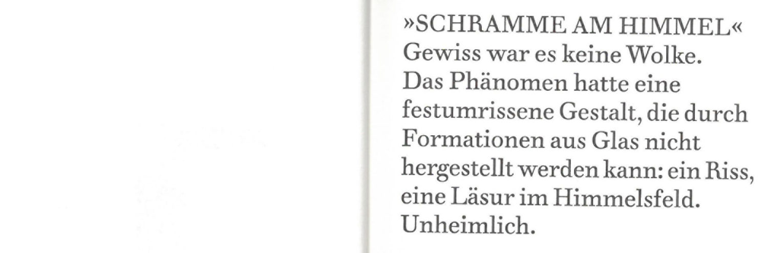Das Bild zeigt eine Seitenansicht des Buches "Schramme am Himmel. Nachrichten vom Helden Hagen" von Alexander Kluge und Jonathan Meese.