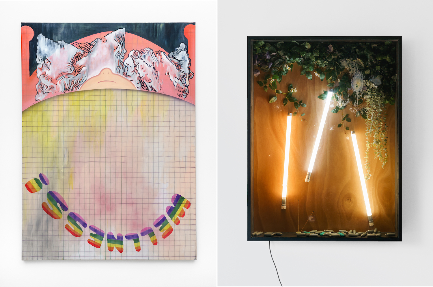 Links eine Malerei, oben ist eine Prust zu erkennen, unten steht der Schriftzug "Wellness!" in Regenbogenfarben auf dem Kopf. Rechts eine Wandskulptur, in einem Glaskasten sind Plastikpflanzen, Soda-Kapseln, Räucherstäbchen und LED-Röhren arrangiert.