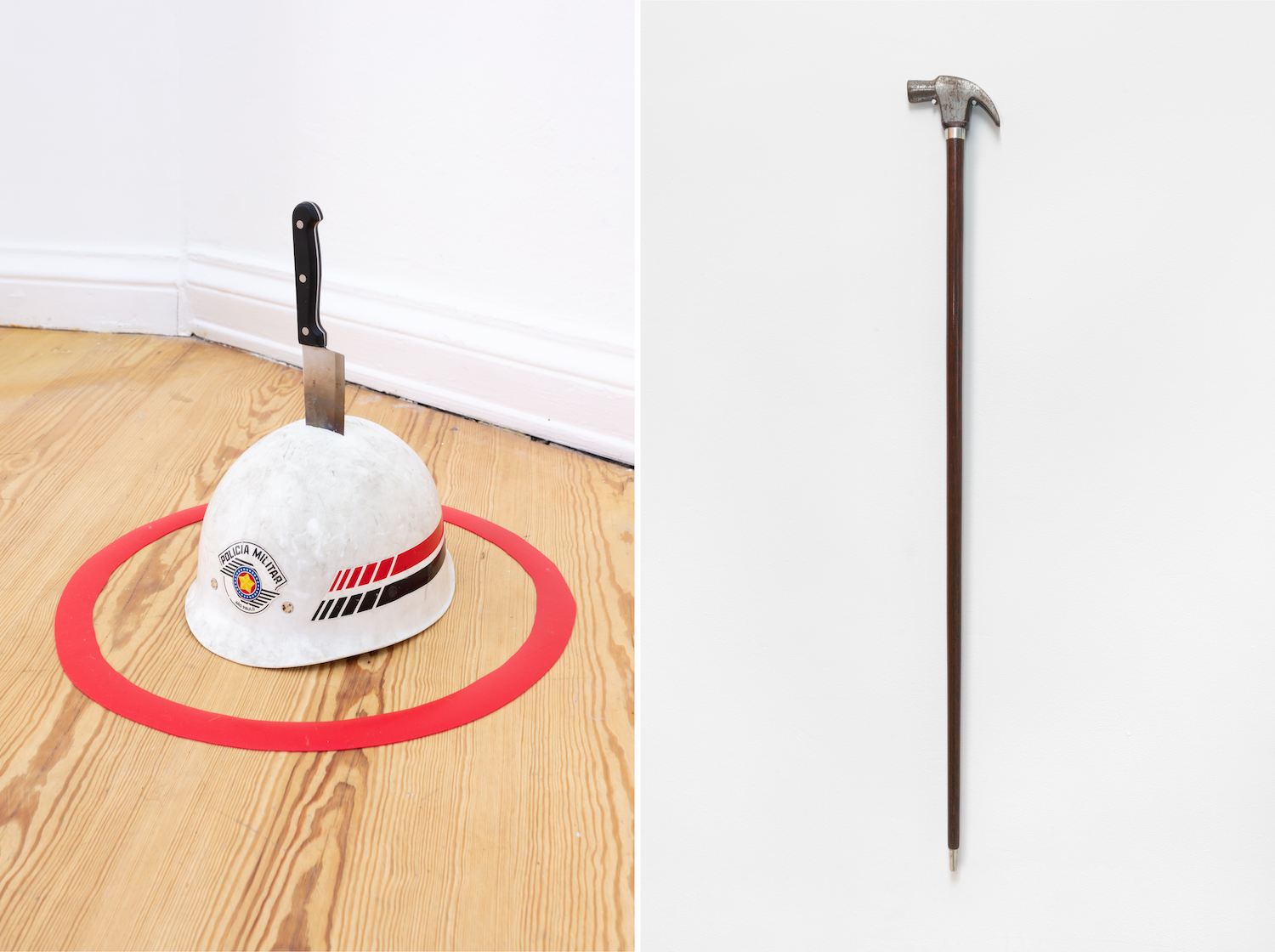 Links: Ein Messer steckt in einem Helm, der in einem roten Kreis auf Holzboden liegt. Rechts eine Kombination aus Hammer und Gehstock.