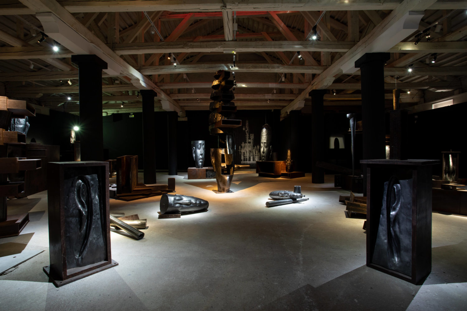 Installationsansicht von Objekten aus Titan und Eisen von Wallace Chan in Venedig