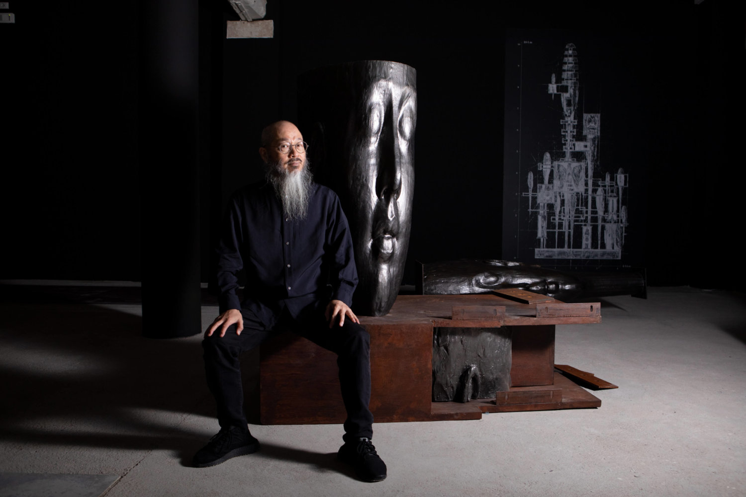 Der Künstler Wallace Chan neben einem seiner Kunstwerke in der Ausstellung TOTEM in Venedig