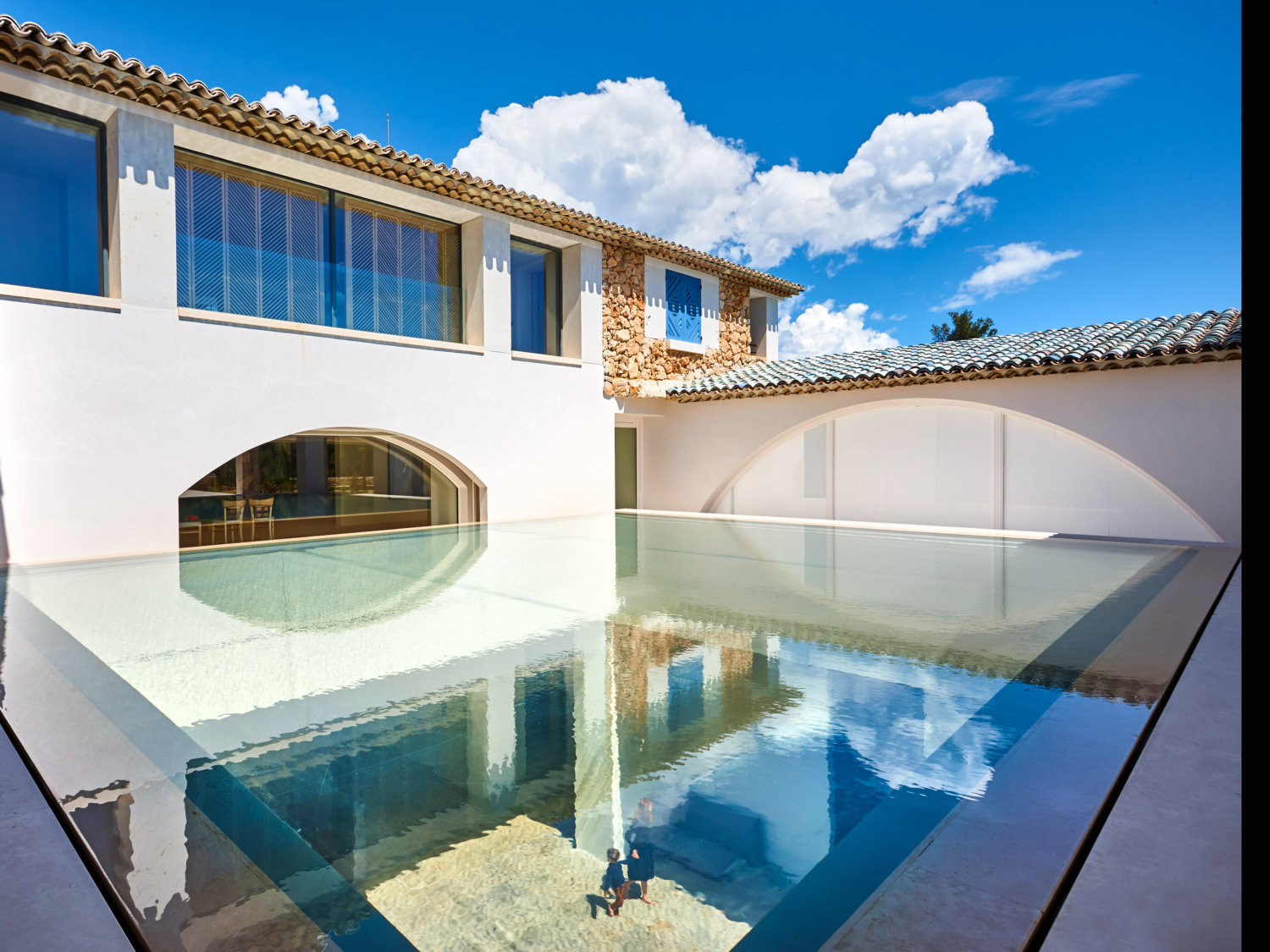 Eine Villa mit einem Pool