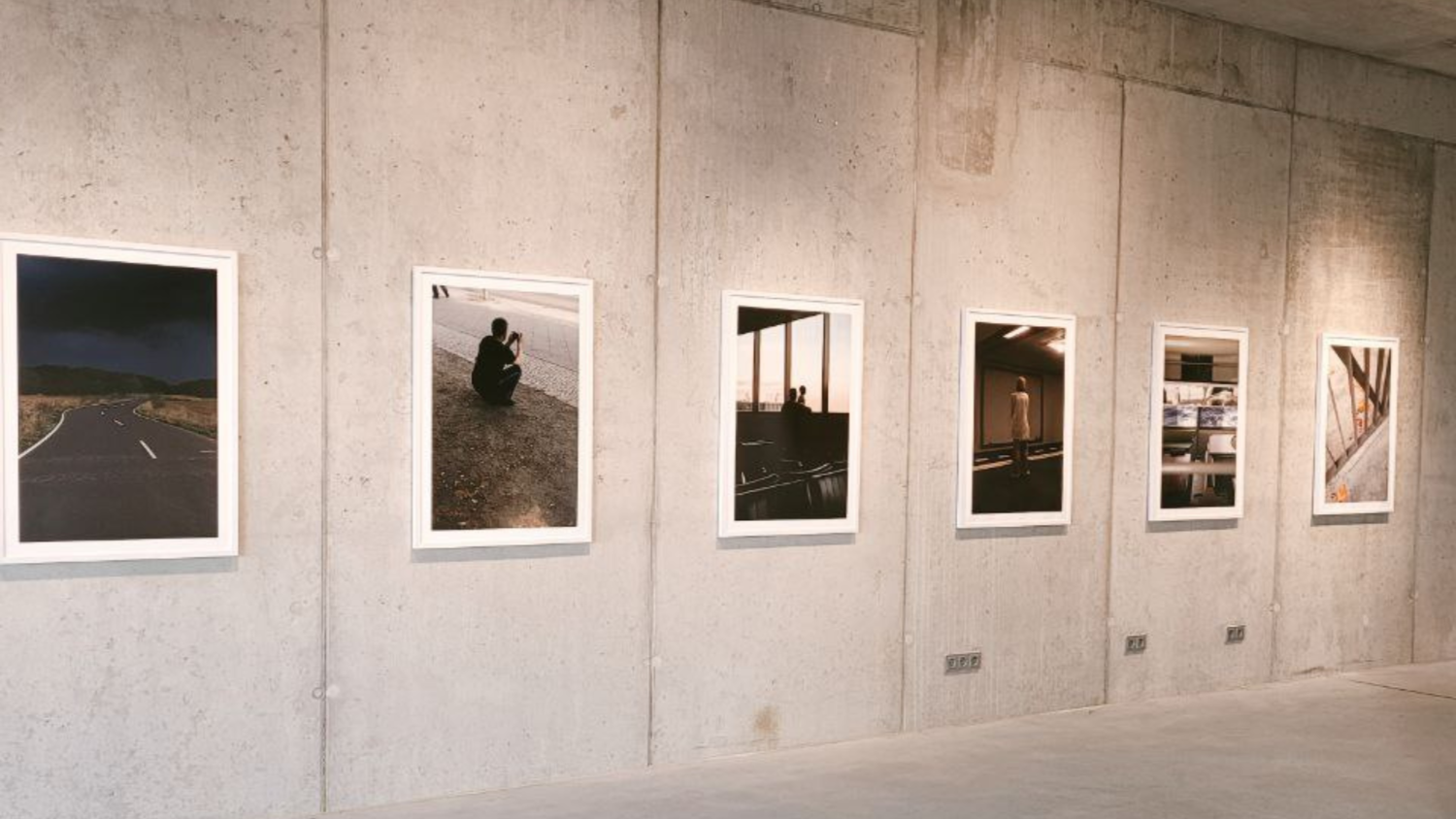 Ausstellungsansicht bei ARTCO Berlin und den Fotografien von Lukas Korschan, Hängung an einer Betonwand