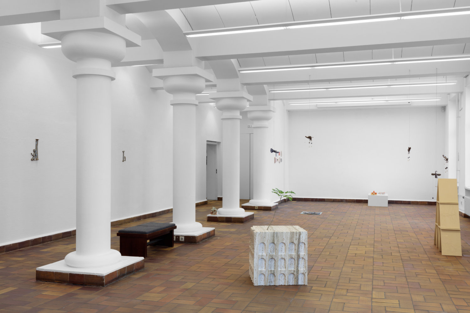 Raumansicht der Galerie Parterre in Berlin. Es sind Arbeiten von Lukas Liese und Zoe Claire Miller zu sehen.
