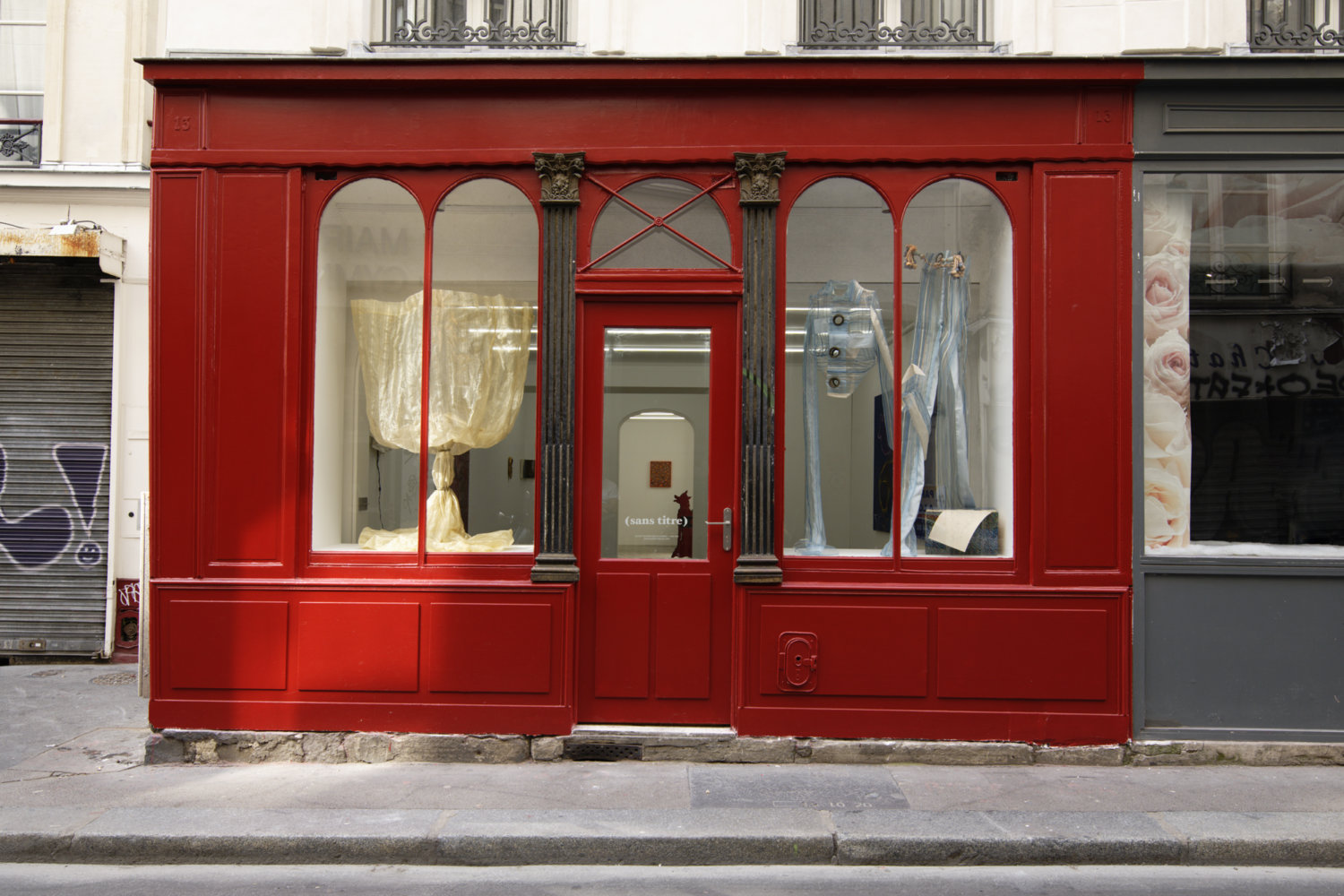 Die rote Fassade der Galerie Sans titre