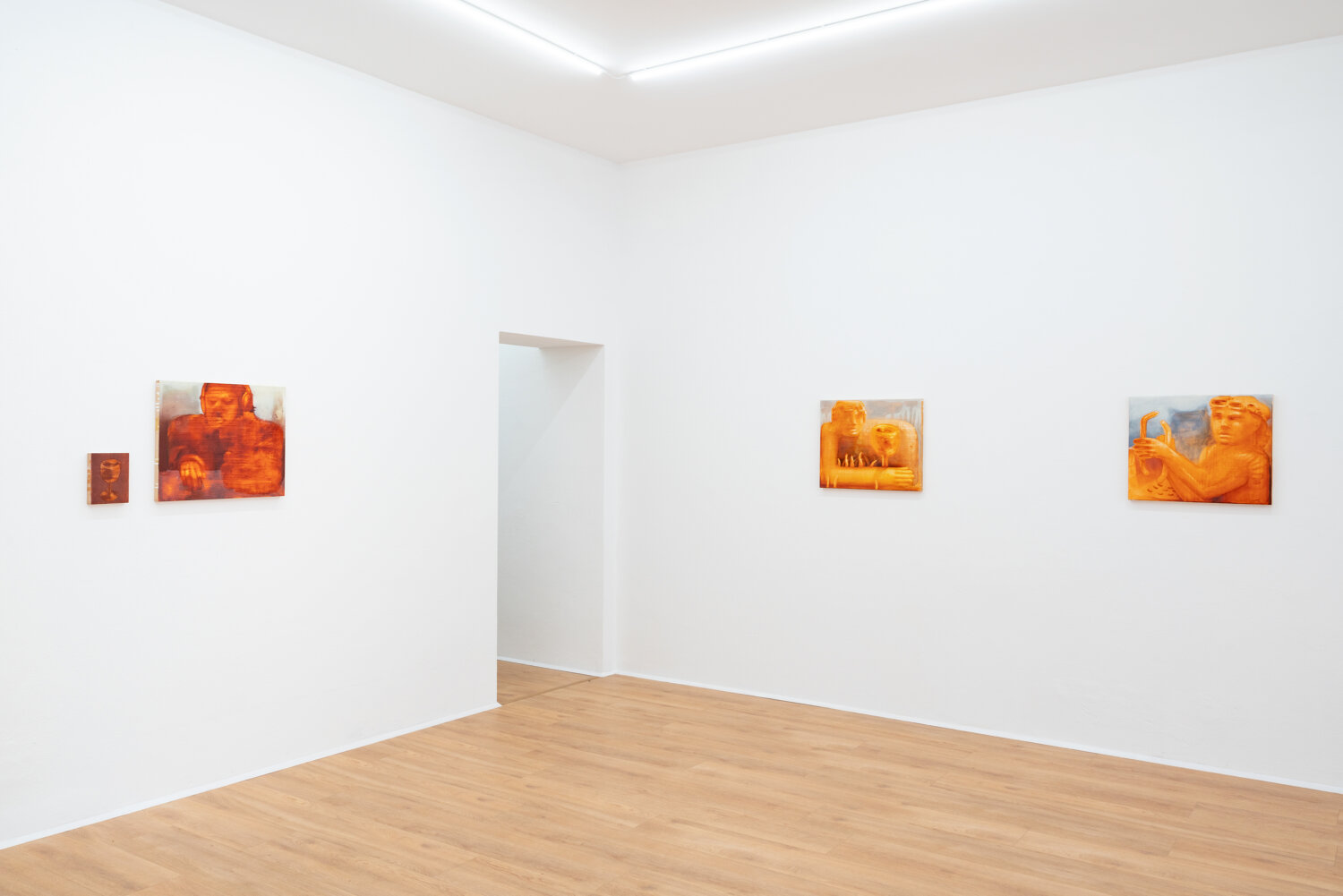 Das Foto zeigt den Galerieraum Weserhalle. An der Wand hängen vier orange leuchtende Bilder, auf denen Menschen mit Brillen und Kopfhörern zu sehen sind.
