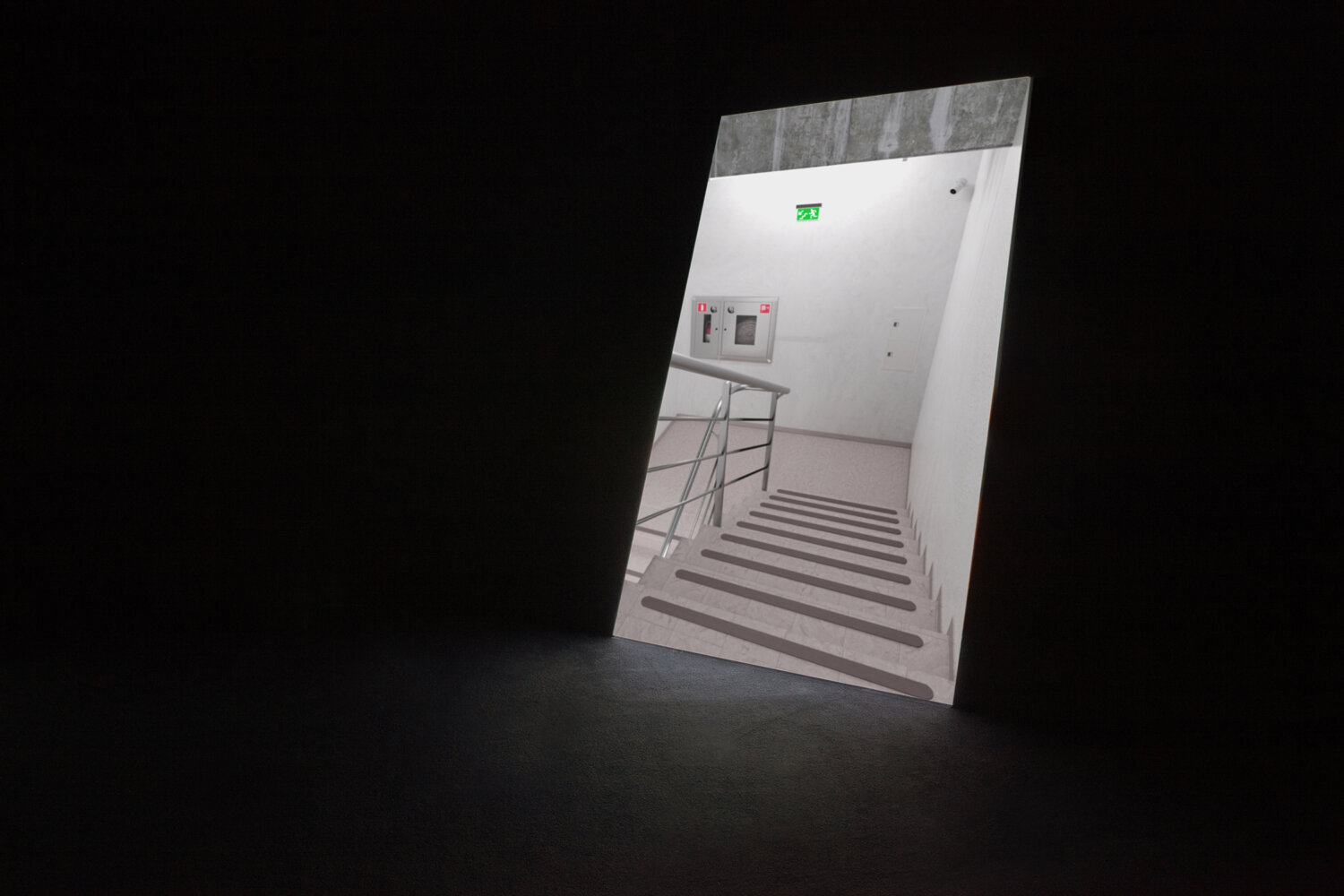 In einem dunklen Raum wird mittig eine Videoprojektion projiziert. Darauf ist Stefanie Schwarzwimmers 3D-Animation "Going Places 2020" zu sehen. Man sieht eine Treppe, die in die Tiefe führt.
