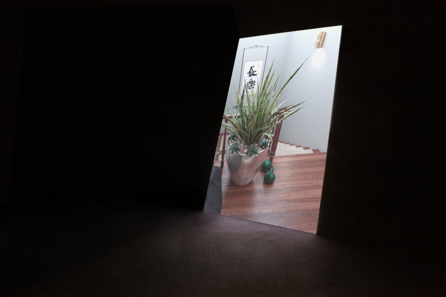 In einem dunklen Raum wird mittig eine Videoprojektion projiziert. Darauf ist Stefanie Schwarzwimmers 3D-Animation "Going Places 2020" zu sehen. Man sieht einen Treppenabsatz, auf dem Hanteln und ein Bogenhanf stehen.