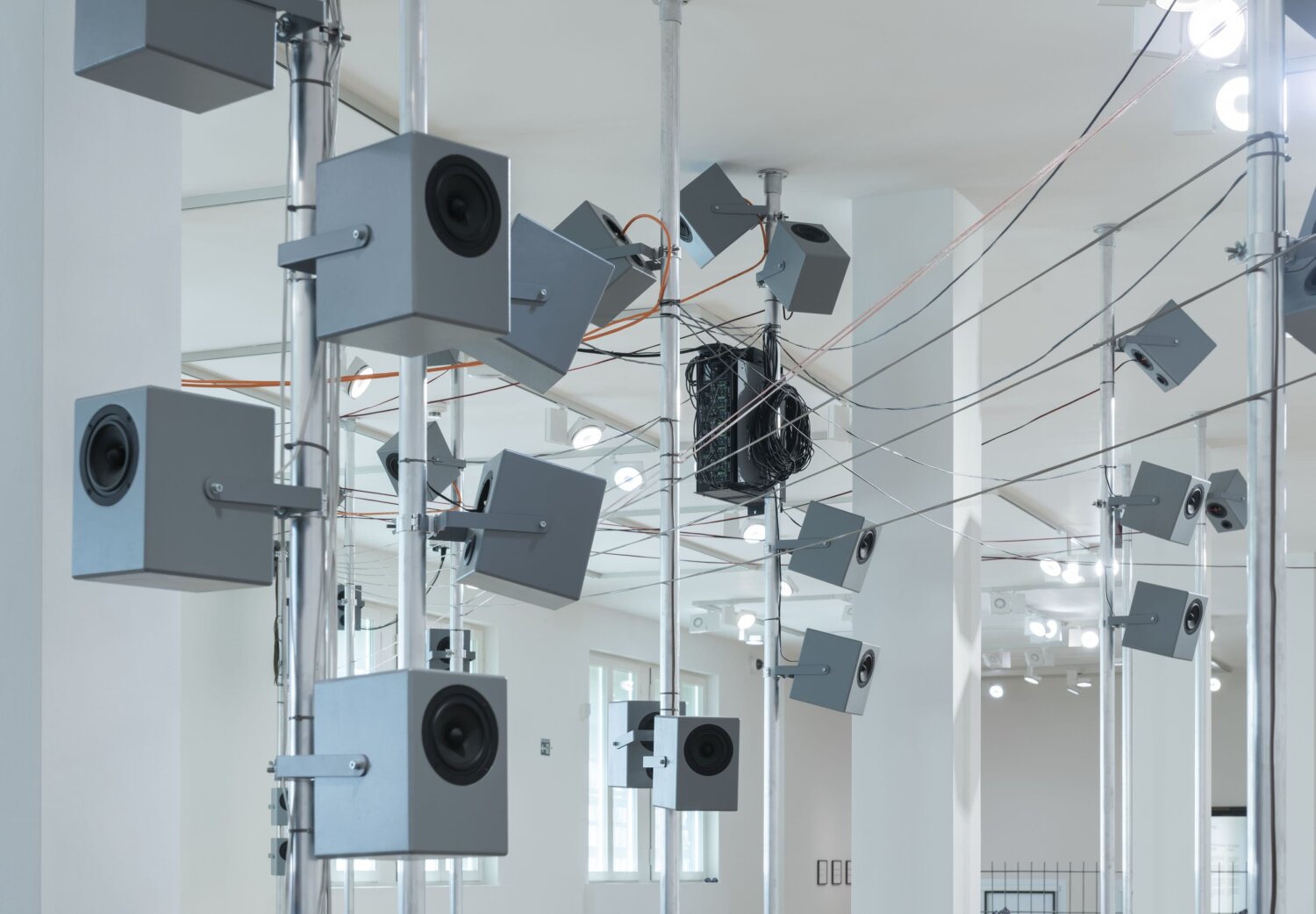 Installationsansicht mit vielen Lautsprechern im Ausstellungsraum