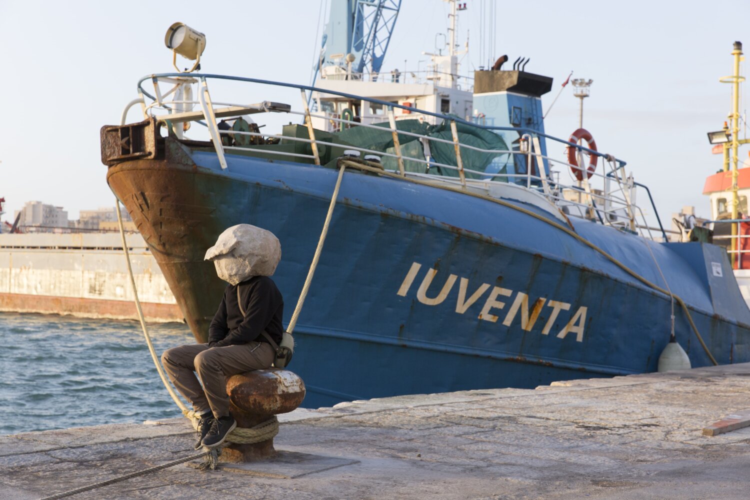 Fotografie der Künstlerin vor einem Zollhafen in Italien.
