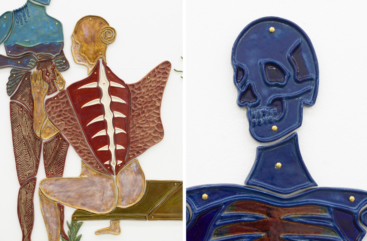 An einer weißen Wand sind mehrere Keramikplatten befestigt. Der linke Ausschnitt zeigt eine Person, die forschend die Haut einer Person nach oben schiebt. Das rechte Detail zeigt ein blaues Skelett.